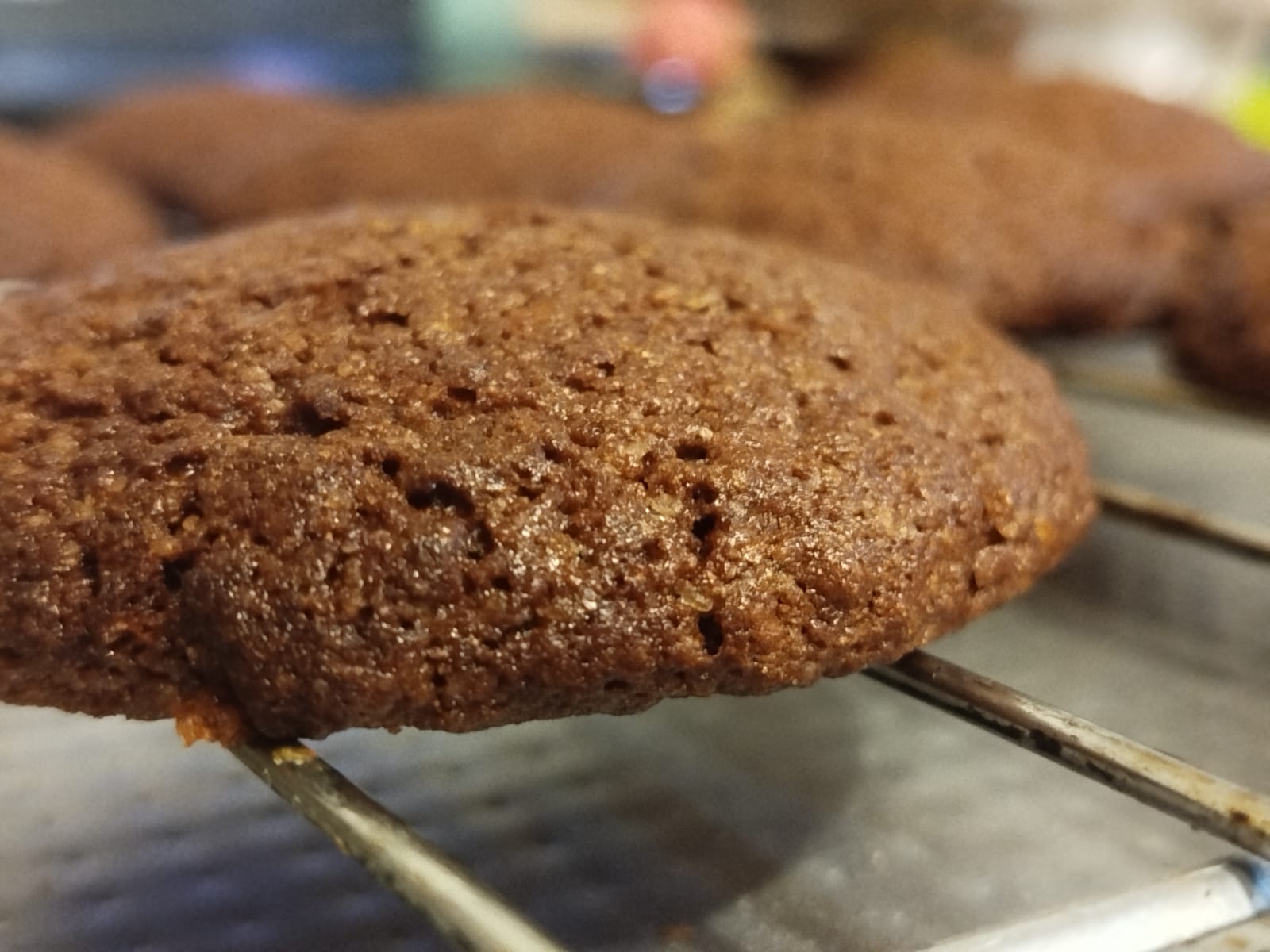 Cookie artesanal sobre una rejilla