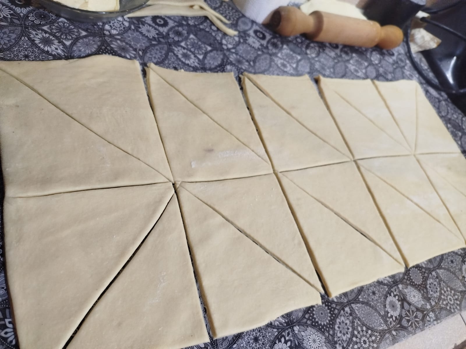 Masa laminada cortada en triángulos para formar medialunas