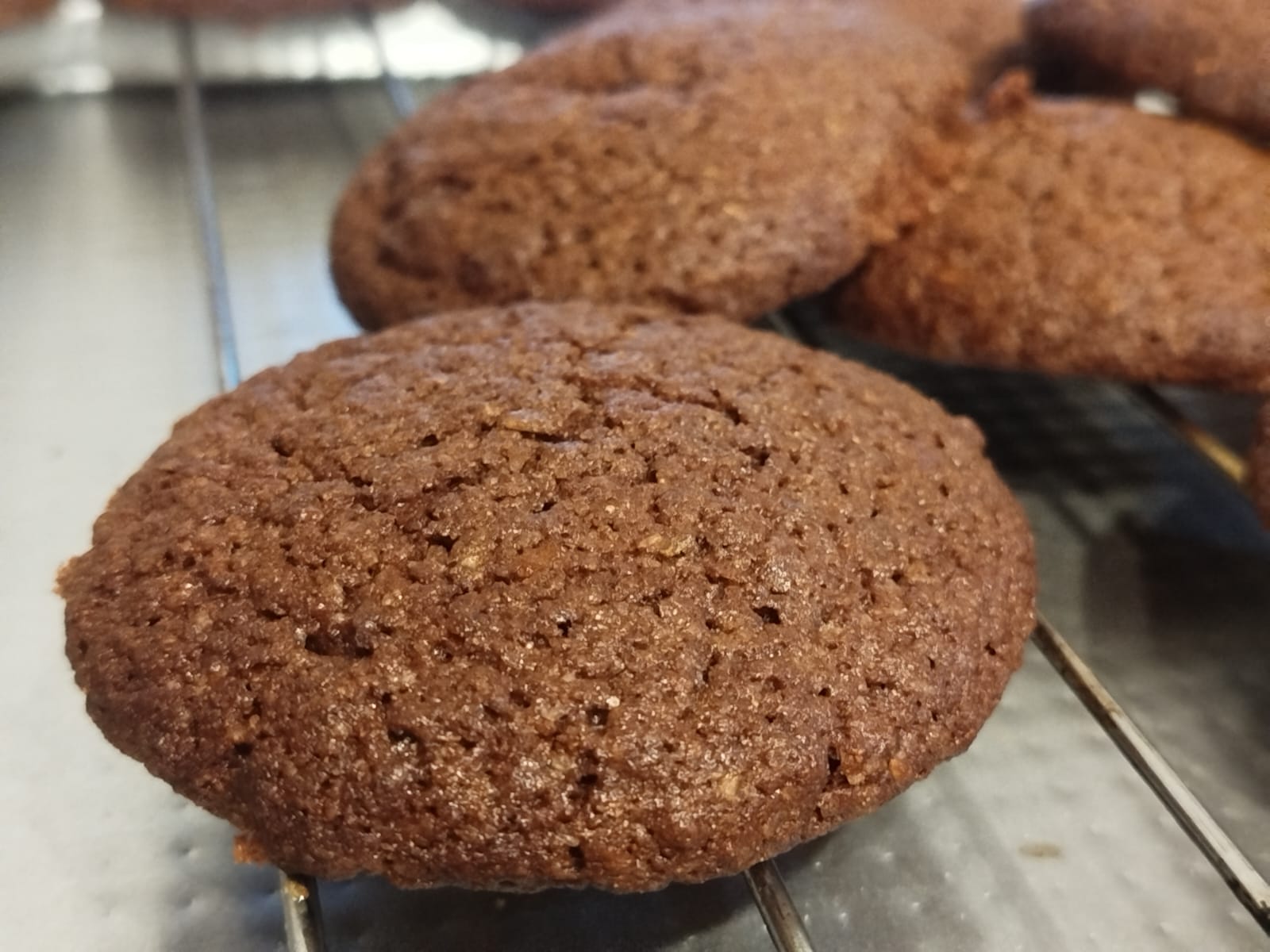 Cookies artesanales Sauco sobre una rejilla