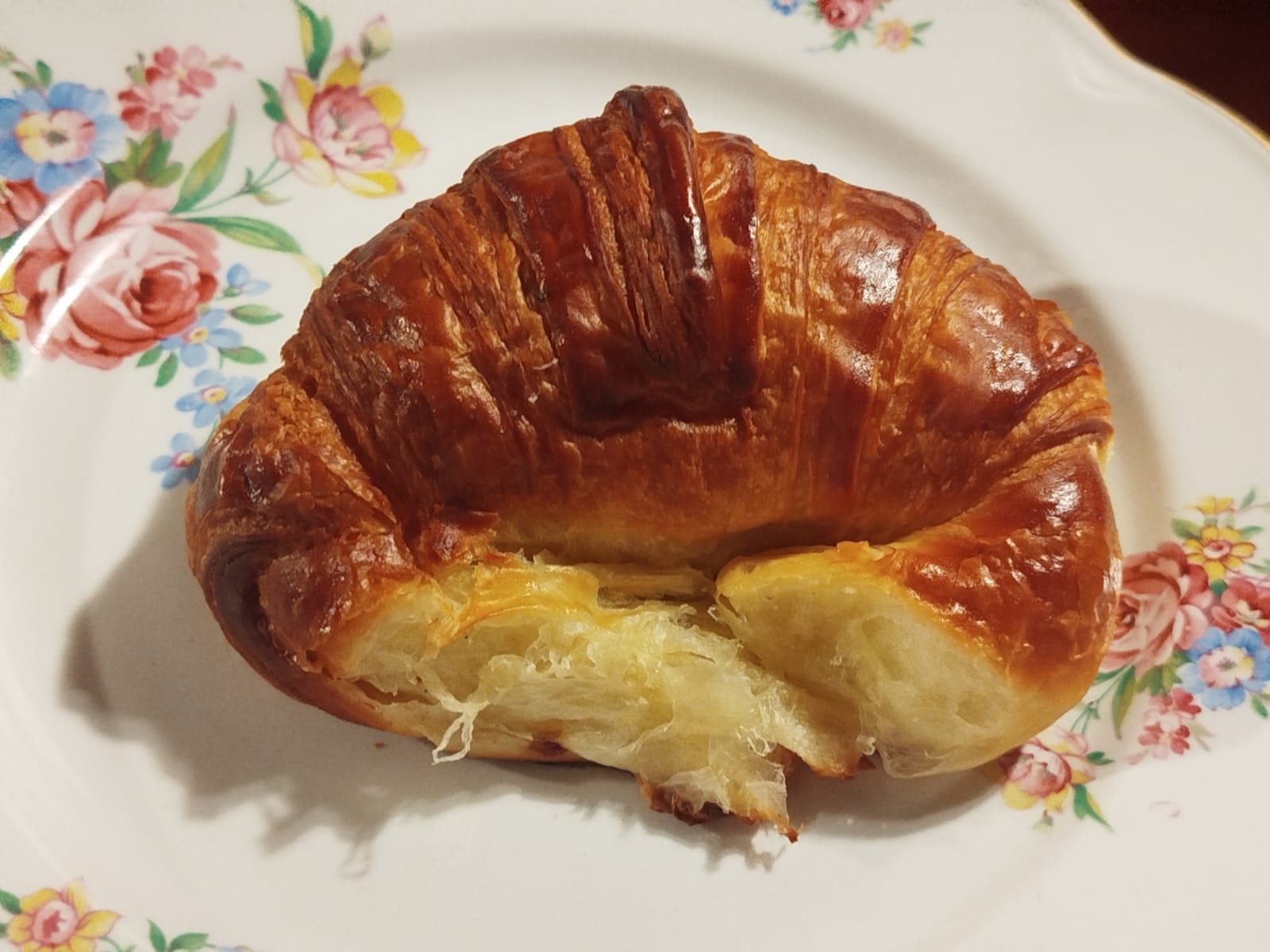 Medialuna de manteca Sauco presentada en un plato