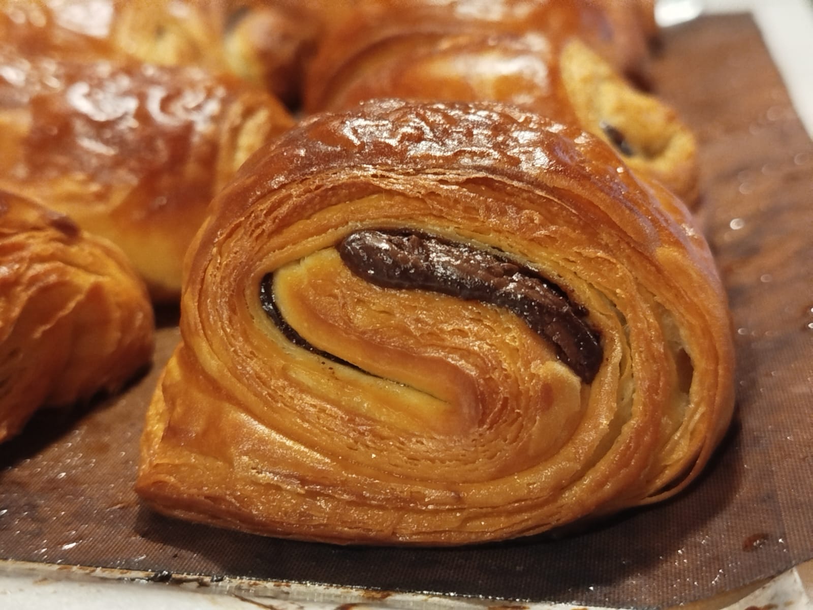 Pan de chocolate Sauco recién horneado, con sus capas visibles